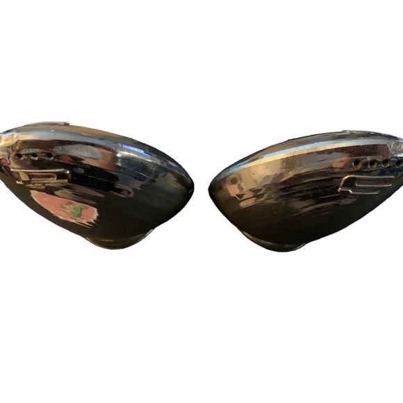 Retro Clam Shell Salt & Pepper Shakers - Picture 5 of 5